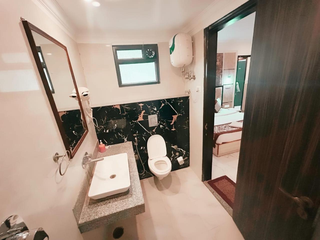 Hotel Almora Inn - Near By Delhi International Airport - With Free Airport Pickup And Drop 뉴델리 외부 사진