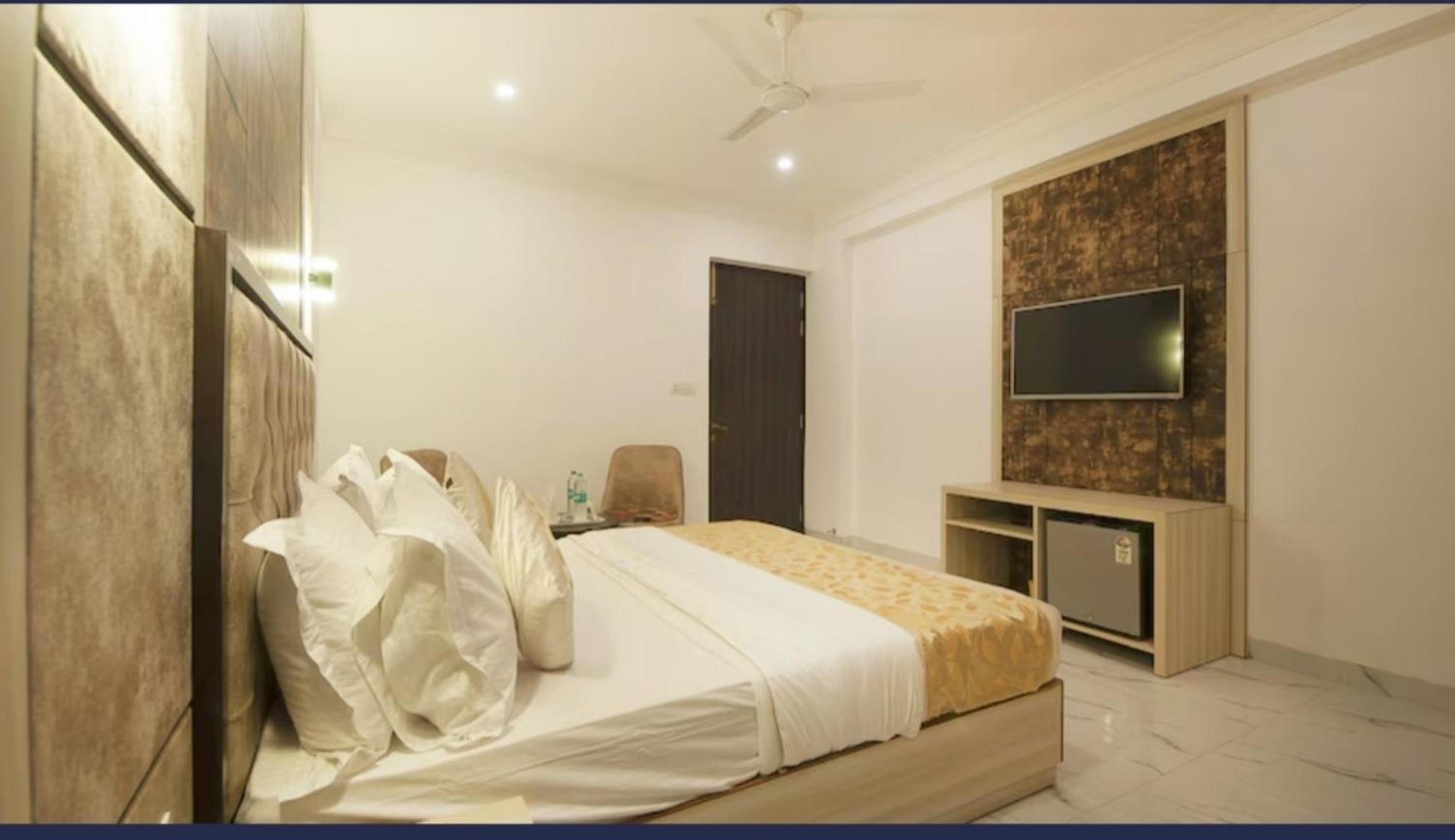 Hotel Almora Inn - Near By Delhi International Airport - With Free Airport Pickup And Drop 뉴델리 외부 사진