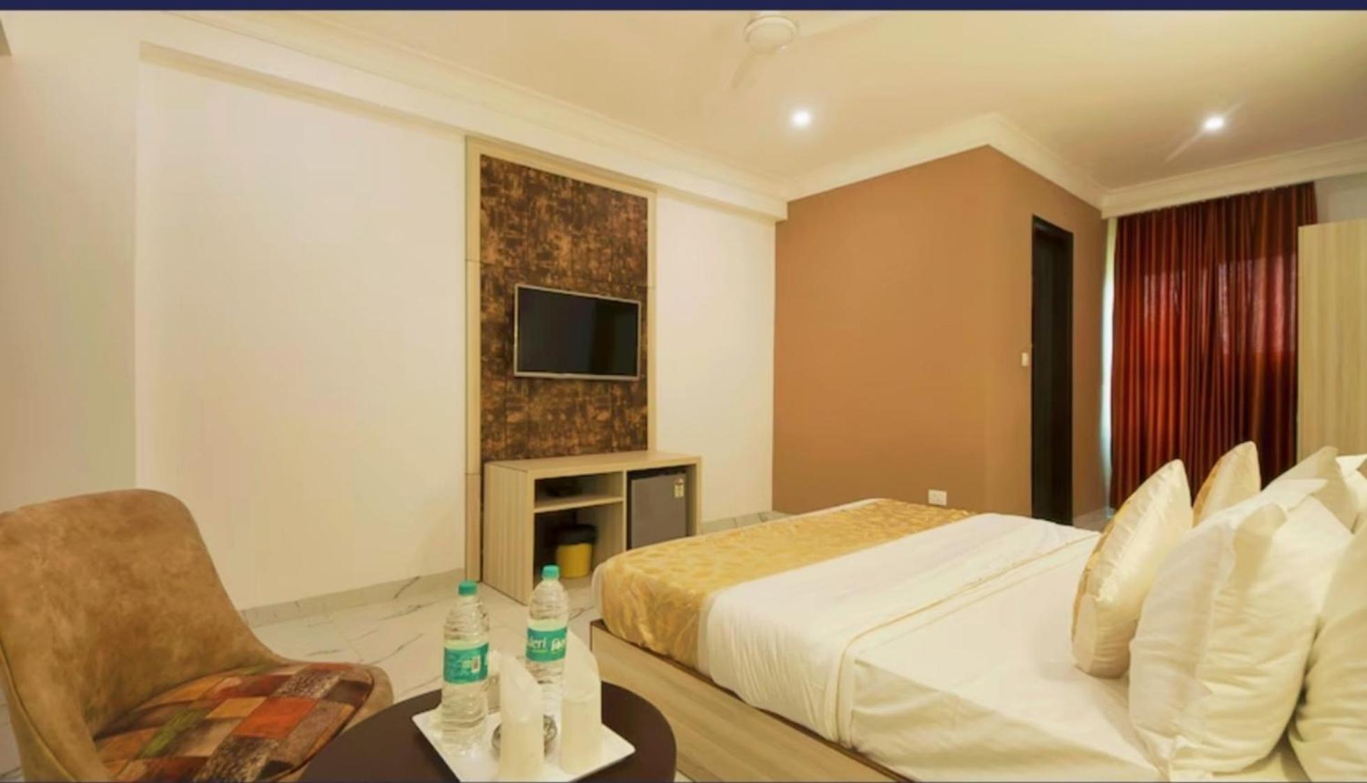 Hotel Almora Inn - Near By Delhi International Airport - With Free Airport Pickup And Drop 뉴델리 외부 사진