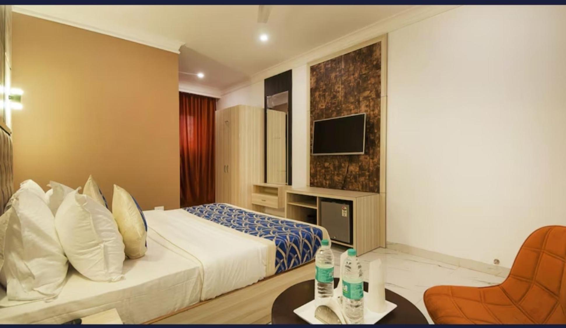 Hotel Almora Inn - Near By Delhi International Airport - With Free Airport Pickup And Drop 뉴델리 외부 사진