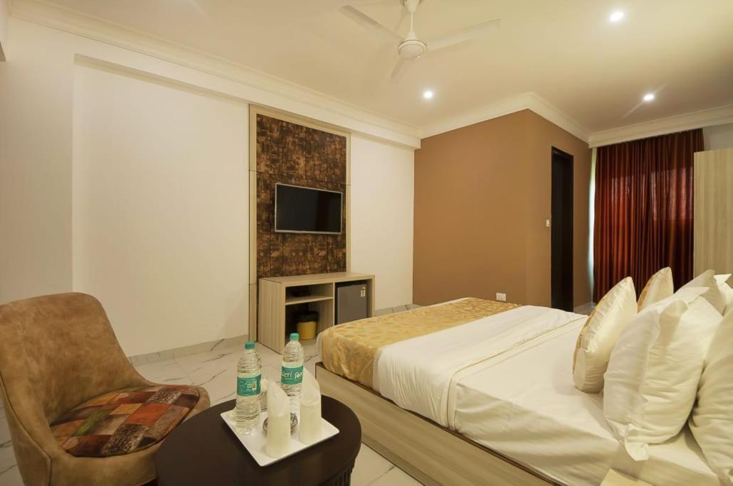 Hotel Almora Inn - Near By Delhi International Airport - With Free Airport Pickup And Drop 뉴델리 외부 사진