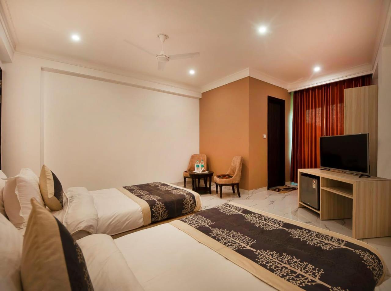 Hotel Almora Inn - Near By Delhi International Airport - With Free Airport Pickup And Drop 뉴델리 외부 사진